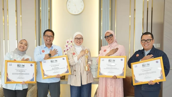 Meraih Best Creative Photographer Award 2023 pada National Photography Festival. Penghargaan ini diberikan atas inovasi dalam eksplorasi konsep, teknik fotografi, serta kemampuan menghasilkan karya visual yang unik dan inspiratif.
